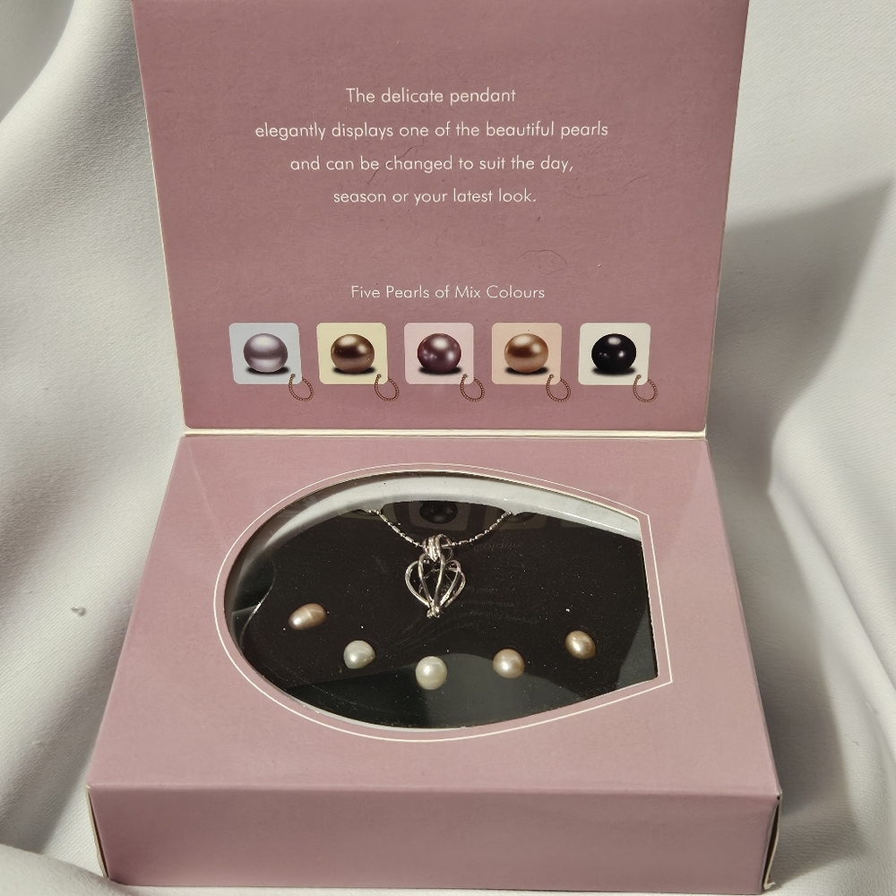 Elegant Pearl Pendant Necklace Set